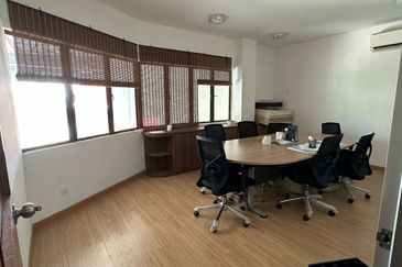 1.5 Semi D Factory at Jalan Bayu, Bandar Seri Alam For Rent