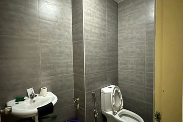 1.5 Semi D Factory at Jalan Bayu, Bandar Seri Alam For Rent