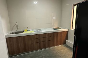 1.5 Semi D Factory at Jalan Bayu, Bandar Seri Alam For Rent