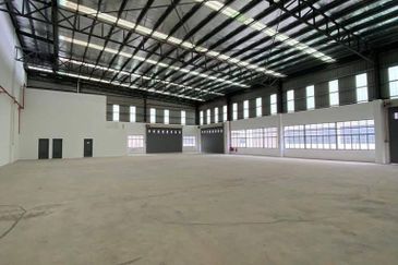 Semi Detached Factory attach with 1 1/2 Storey Office Building at i-Synergy For Rent