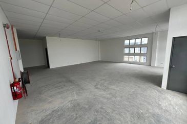 Semi Detached Factory attach with 1 1/2 Storey Office Building at i-Synergy For Rent