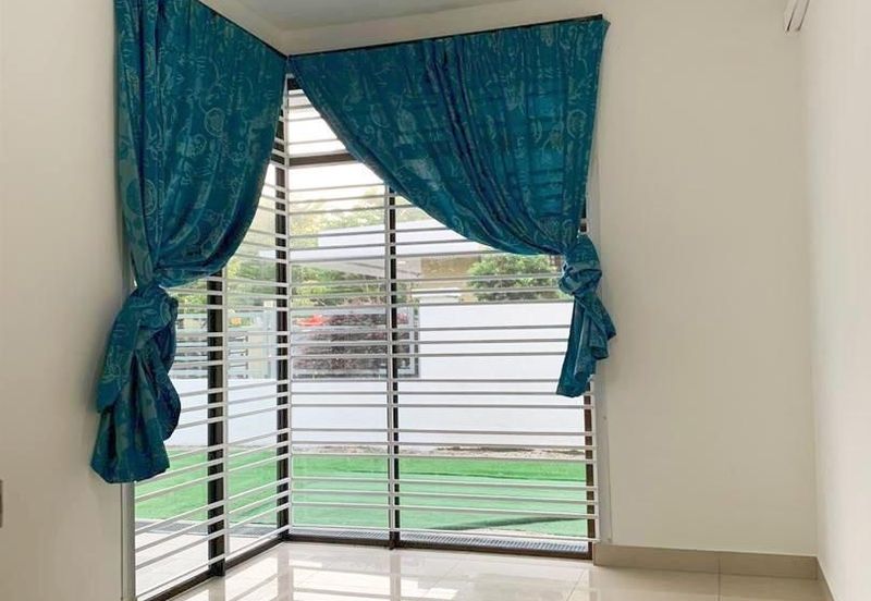 Maple Red, Adda Heights