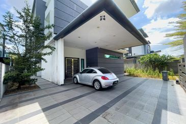 3 Storey Bungalow at Desa Tebrau For Sale/Rent