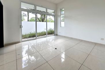 Double Storey Semi Detached Fenix Villa Setia Tropika For Sale