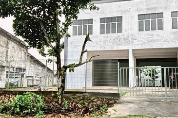 1.5 Storey Semi D Factory in Taman Perindustrian Wawasan, Kluang For Sale