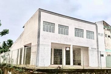 1.5 Storey Semi D Factory in Taman Perindustrian Wawasan, Kluang For Sale