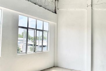 1.5 Storey Semi D Factory in Taman Perindustrian Wawasan, Kluang For Sale