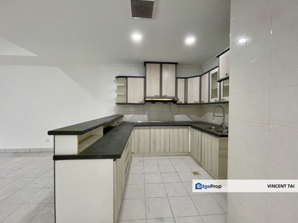 Upper unit townhouse @ Country Heights Villa, well maintained, walk to lake garden, Selangor, Country Heights