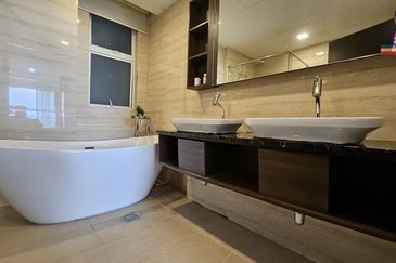 The Bay Residences | Seaview | 3 Car Parks | Likas