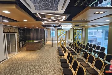 URGENT SALE! INTER-CORNER OFFICE @ KK Times Square | BELOW Market Value 