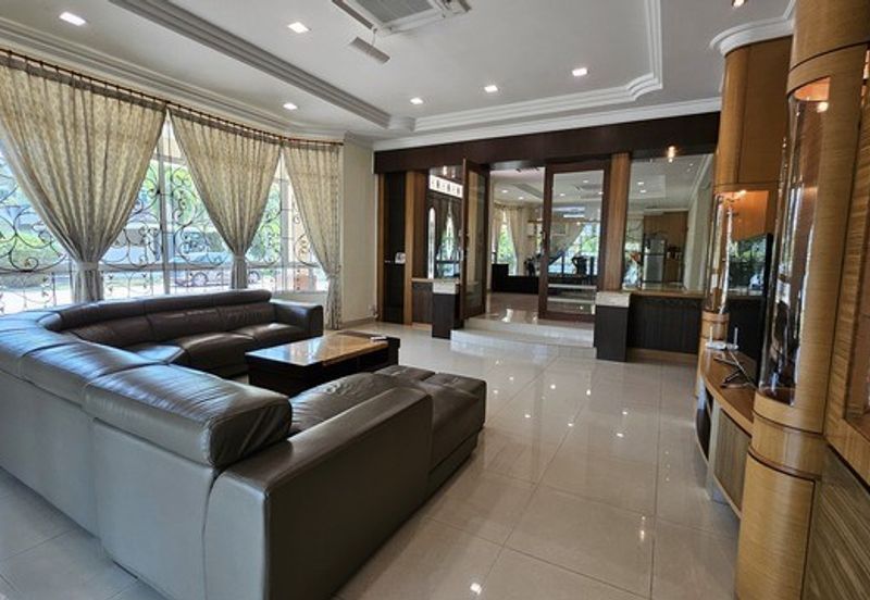Prestige Bungalow in Kolombong | Big Land 18,038 sqft, Private Family Living