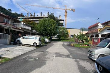 Taman Melawati Jalan C Freehold 2Storey Terrace KL