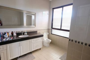 Bkt Jelutong Corner Lot Superlink Renovated F/Hold