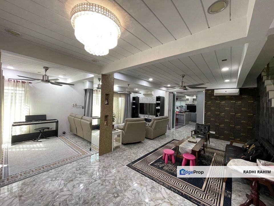 Kinrara Corner Lot Fully Renovated with CcTV, Selangor, Puchong