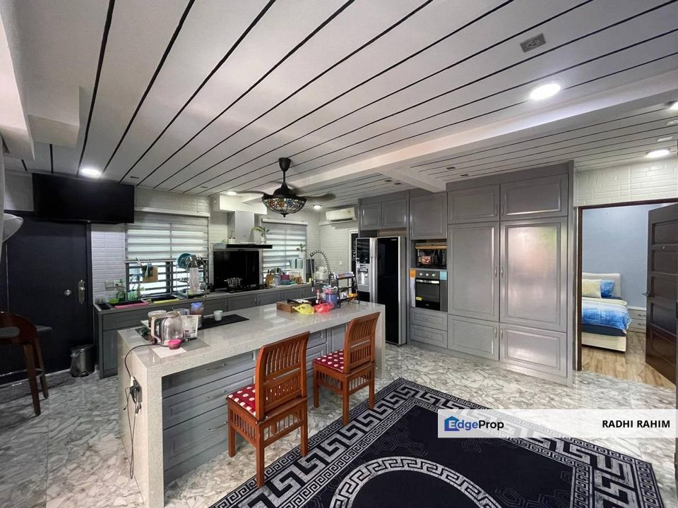 Kinrara Corner Lot Fully Renovated with CcTV, Selangor, Puchong