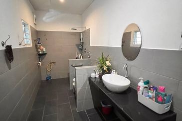 Corner Lot Jalan B Melawati Freehold Near School