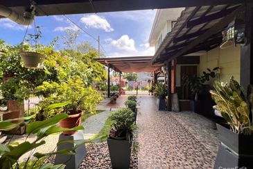 Corner Lot Jalan B Melawati Freehold Near School