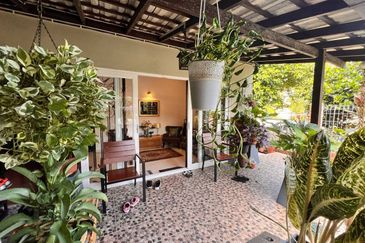 Corner Lot Jalan B Melawati Freehold Near School