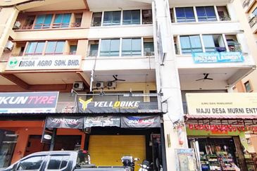 Ampang 4-Storey Shop Office Tmn Putra Sulaiman Facing Main Road