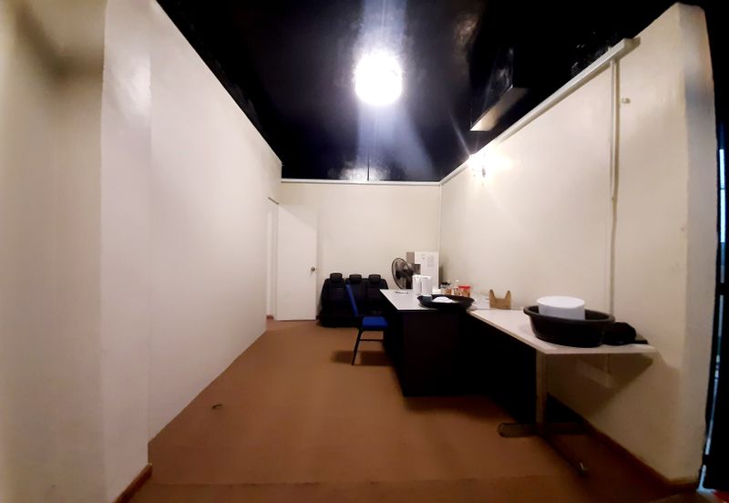 AU5 Rumah Kedai Untuk Dijual Facing Main Road