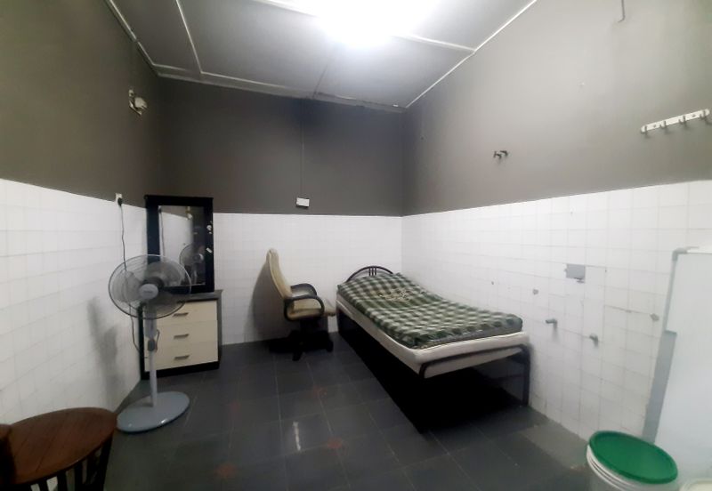 AU5 Rumah Kedai Untuk Dijual Facing Main Road