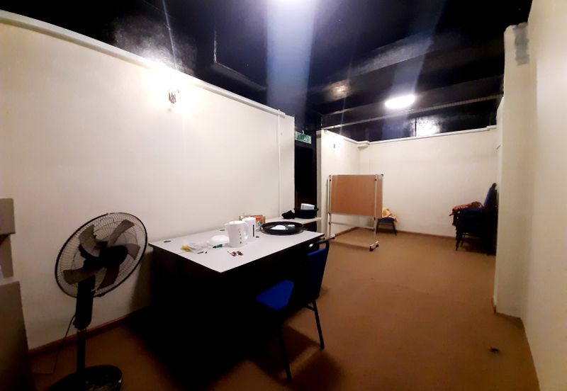 AU5 Rumah Kedai Untuk Dijual Facing Main Road