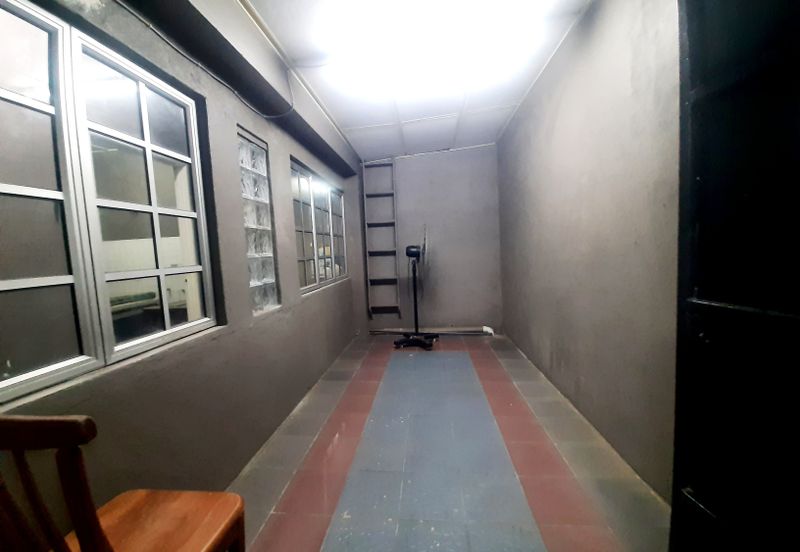 AU5 Rumah Kedai Untuk Dijual Facing Main Road
