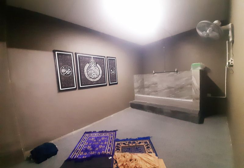 AU5 Rumah Kedai Untuk Dijual Facing Main Road