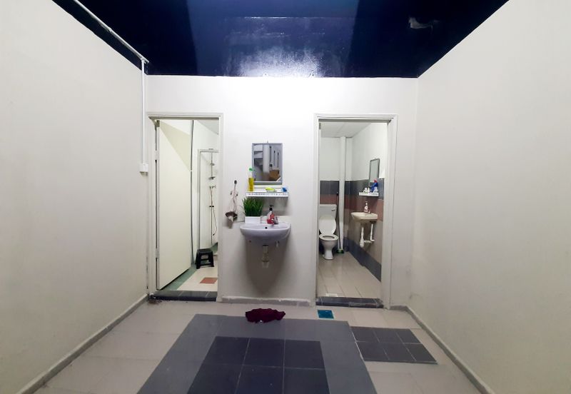 AU5 Rumah Kedai Untuk Dijual Facing Main Road