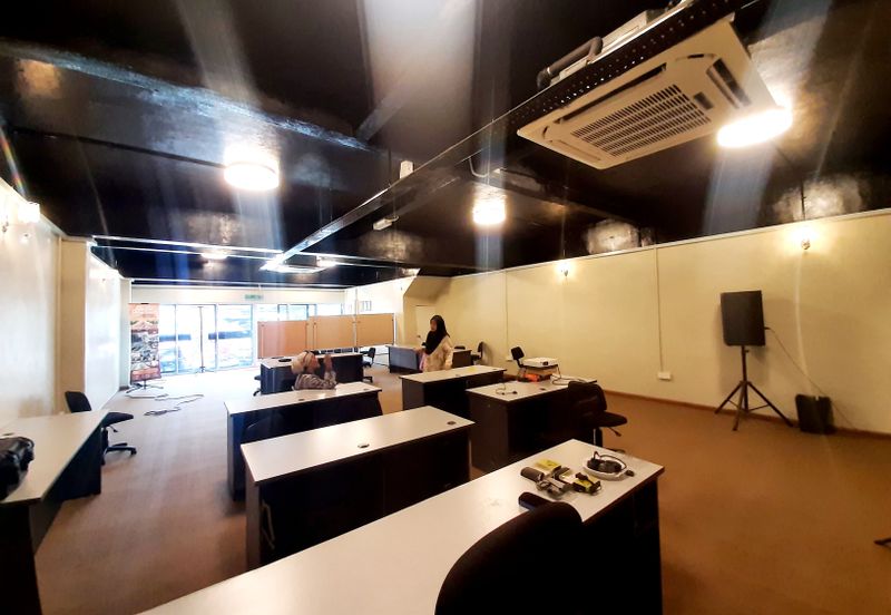 AU5 Rumah Kedai Untuk Dijual Facing Main Road