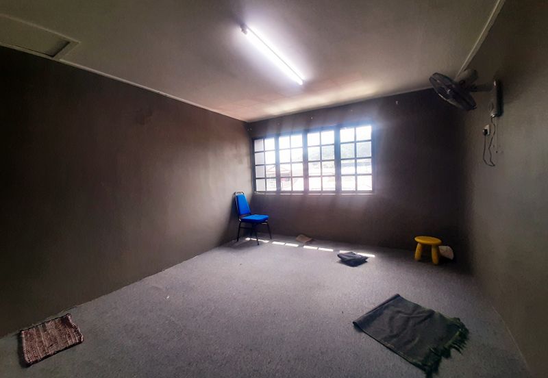 AU5 Rumah Kedai Untuk Dijual Facing Main Road