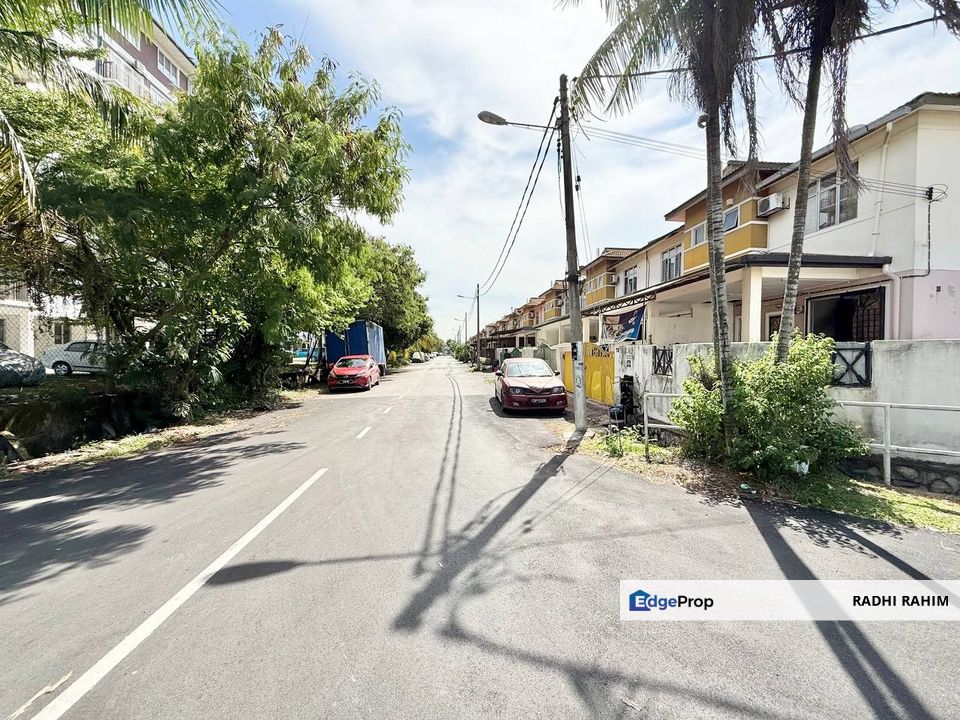 Corner Lot Dengkil Facing Open Dapur Dah Extend Taman Emas , Selangor, Sepang