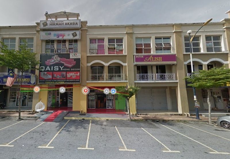 End Lot 3 storey Shop Lot in Rawang For Sale