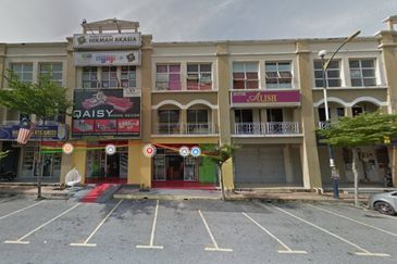 End Lot 3 storey Shop Lot in Rawang For Sale
