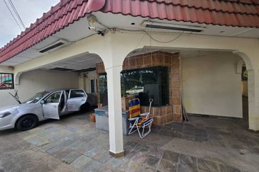  Freehold Single Storey Corner House Renovated For Sale