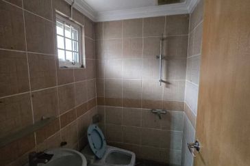  Freehold Single Storey Corner House Renovated For Sale