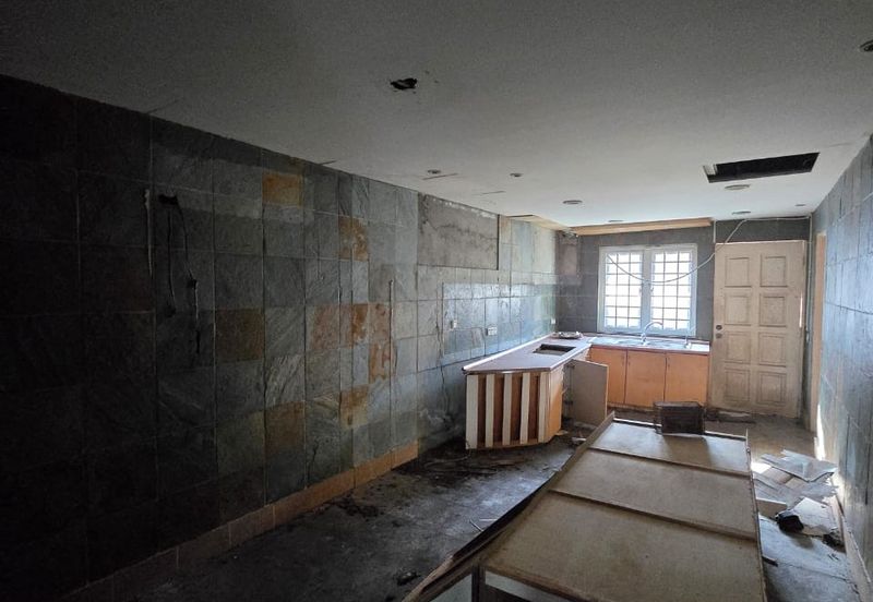  Freehold Single Storey Corner House Renovated For Sale