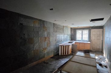  Freehold Single Storey Corner House Renovated For Sale