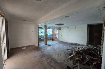  Freehold Single Storey Corner House Renovated For Sale