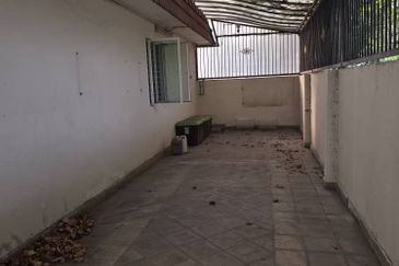  Freehold Single Storey Corner House Renovated For Sale