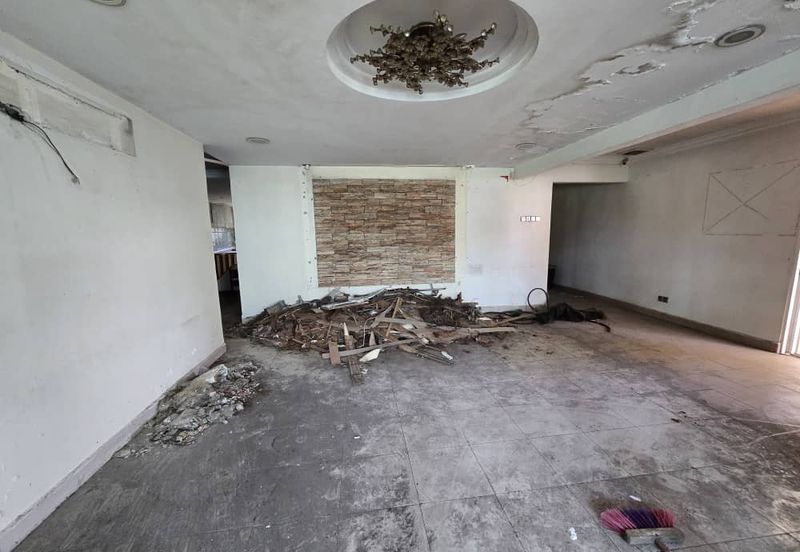  Freehold Single Storey Corner House Renovated For Sale