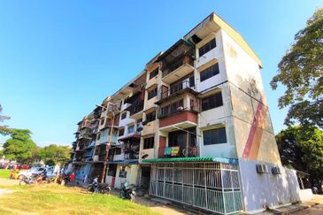 [Tingkat 2 + 750 sqft] Apartment Seksyen 24, Shah 