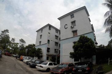 Dahlia Apartment, Putra Perdana