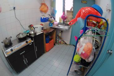 Dahlia Apartment, Putra Perdana