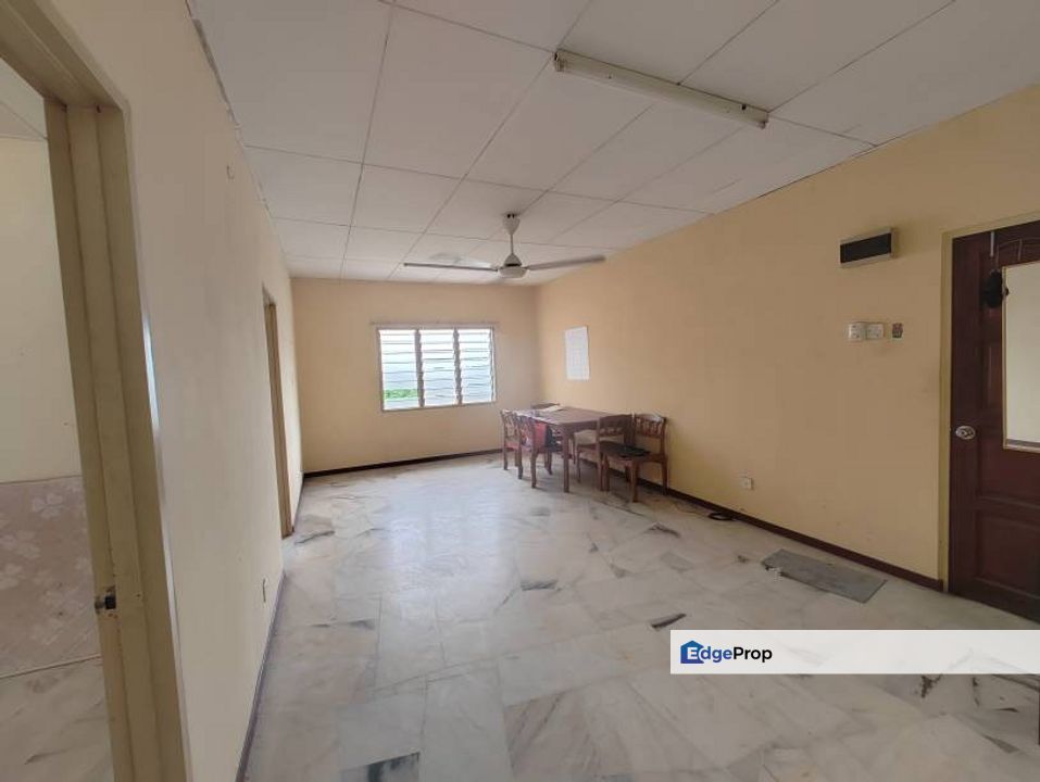 Flat Pkns Seksyen 7, Shah Alam near Lrt 3 Uitm Icity Top Floor, Selangor, Shah Alam