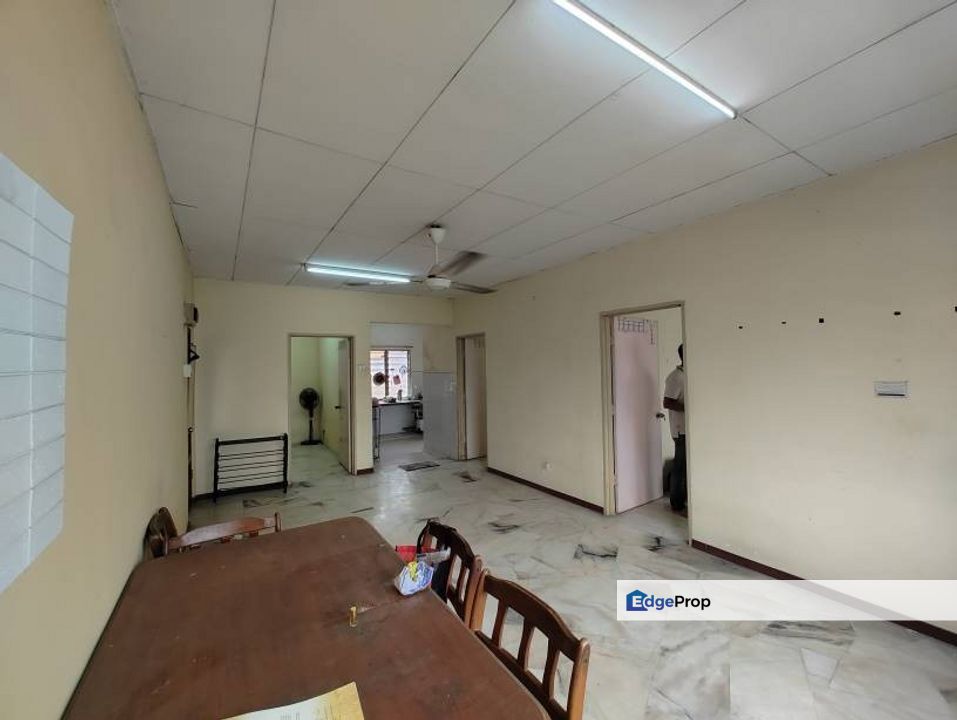 Flat Pkns Seksyen 7, Shah Alam near Lrt 3 Uitm Icity Top Floor, Selangor, Shah Alam