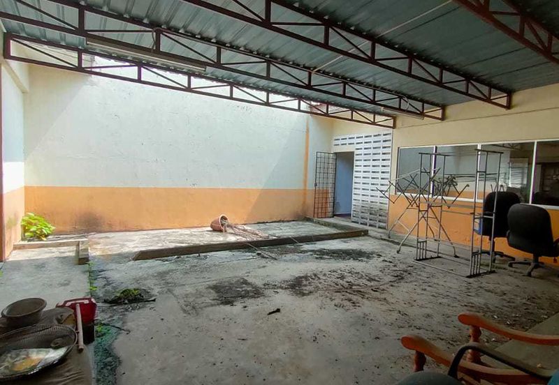 3 Storey Corner Shop Office