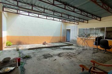 3 Storey Corner Shop Office