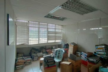 3 Storey Corner Shop Office