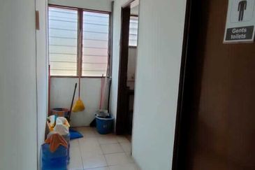 3 Storey Corner Shop Office